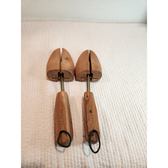 Cole Haan Men's Cedar Shoe Trees Adjustable Split Toe Wooden Shoe Stretcher Pair - Picture 1 of 1